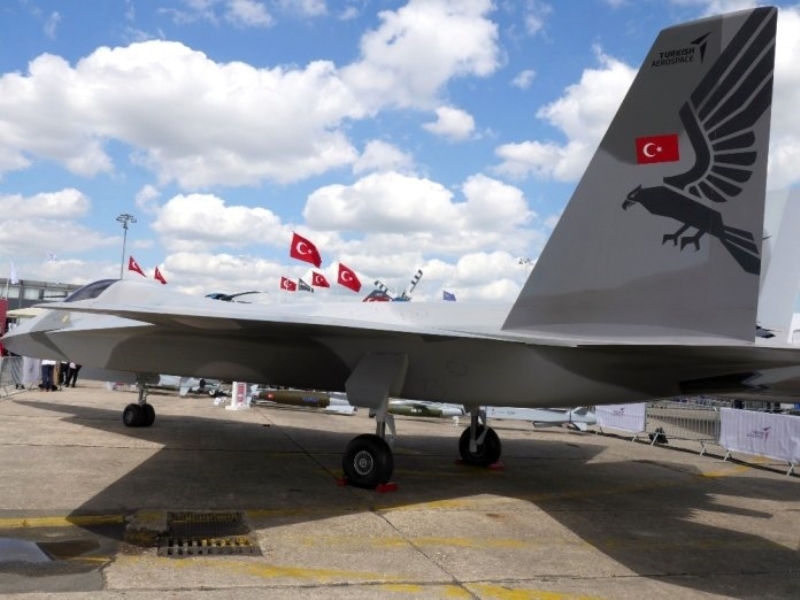 <p>Bunun �zerine sadece bu i�e �al��acak bir direkt�rl�k olu�turduk, Milli Muharip U�ak Direkt�rl���m�z� kurduk. Ba��na da Hava Kuvvetlerinde ve F35 projesinde �al��m�� bir arkada��m�z� getirdik. Dolay�s�yla F35 projesindeki deneyimleri, Hava Kuvvetleri ve HAVELSAN deneyimiyle birle�tirerek bu projeye �ok �nemli katk�lar sunabilece�imizi d���n�yoruz.'<br></p>