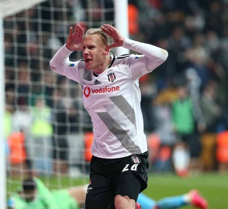 <p>Başkan Ahmet Nur Çebi'nin de bu anlamlı davranış karşısında duygulandığı ve kalan ödemelerin de zamanında yapılacağına dair siyah-beyazlı futbolculara söz verdiği öğrenildi.</p>