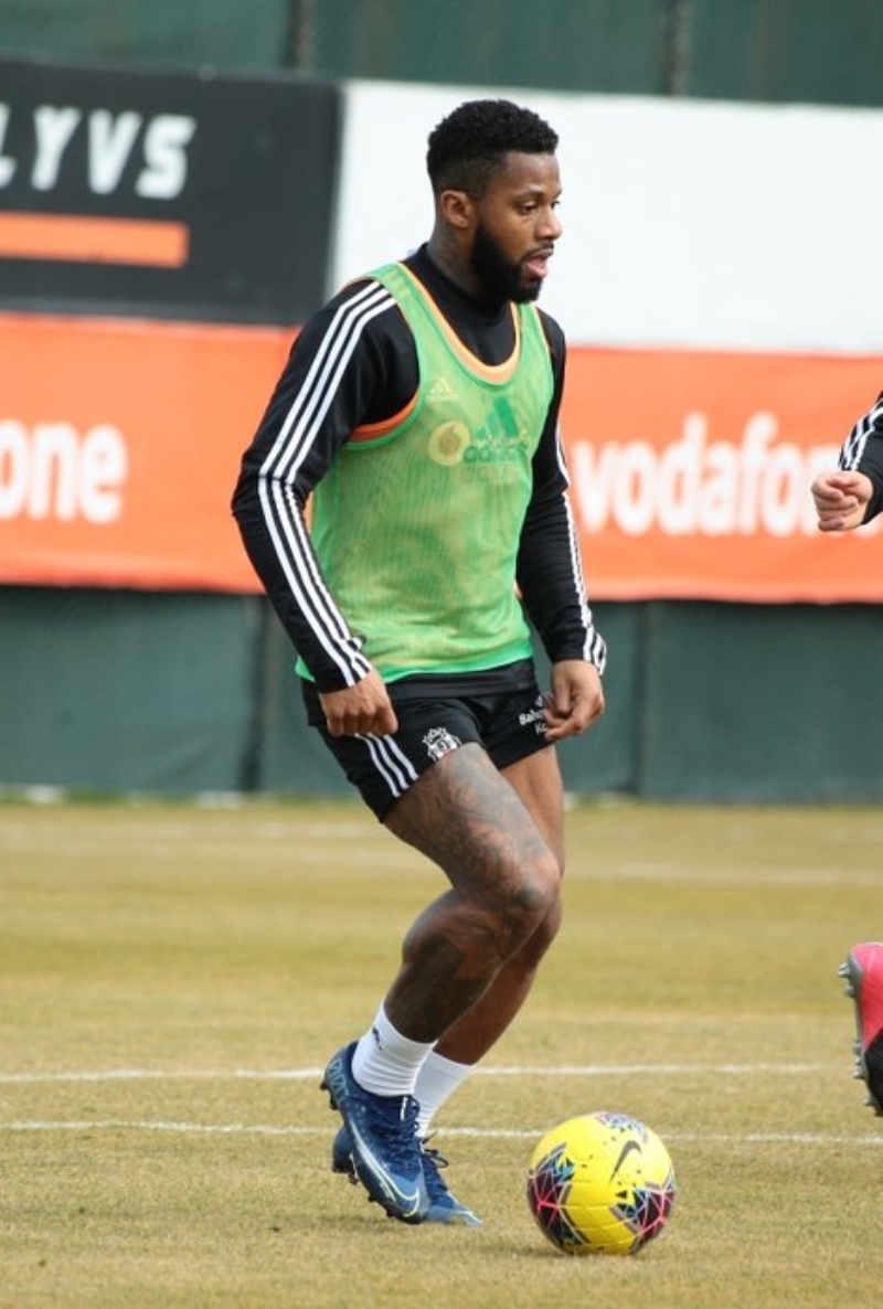 <p>Öte yandan futbolcuların da koronavirüs nedeniyle birçok gelirden mahrum kalan kulübe büyük bir anlayış gösterdi.</p>