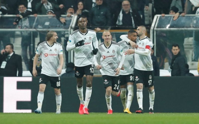 <p><b>FUTBOLCULAR ESNEK TAVIR SERGİLEDİ</b></p><p>Kulüpteki birçok futbolcunun, alacaklarının ödenmesi konusunda esnek bir tavır sergilediği ifade edildi.</p>