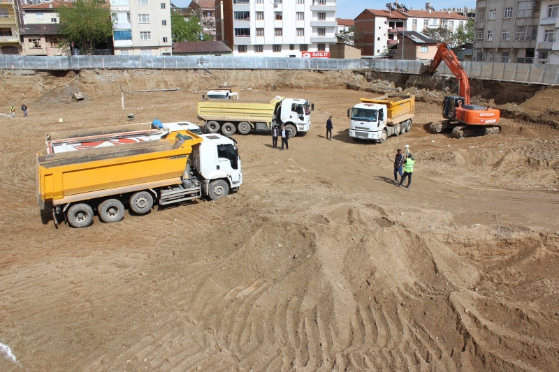 <p>24 Ocak’ta meydana gelen depremden sonra yıkım çalışmalarının bittiğini ve yapım çalışmalarına başladıklarını ifade eden Harita Mühendisi Hamdullah Kaya, “Mevcut yapı çalışmalarında burası 19 bina birde ticari alan olmak üzere 20 yapıdan oluşmaktadır. 4 blok olarak planlandı. Toplam taban alanı 18 bin metrekare civarında. 353 tane konut yapılacak burada. Burayı en kısa sürede tamamlayıp depremzede vatandaşlarımıza teslim etmeyi planlıyoruz” dedi.</p>