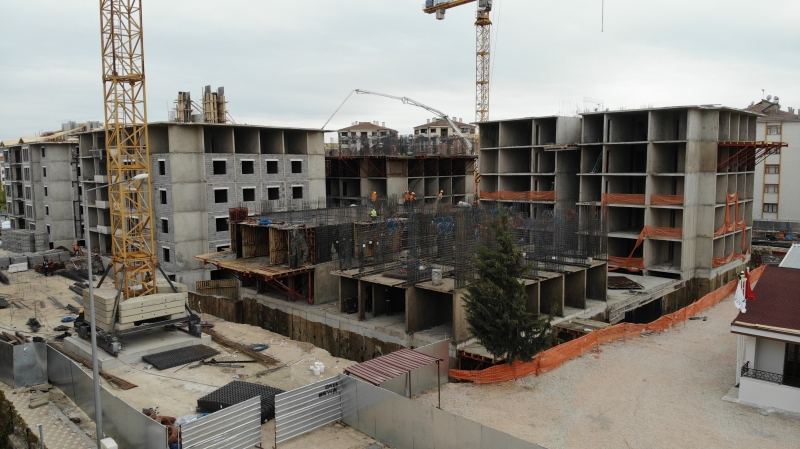 <p>Bizmişen bölgesindeki depremzedeler için yapımı süren 786 konutun şantiye şefi Oktay Ağan ise 39 bloktan 12’sinin kaba inşaatının bittiğini, Temmuz ayı başlarında tüm blokların kaba inşaatının biteceğini aktardı. Ağan ayrıca, 786 konutun 14 Eylül’e kadar depremzedelere teslim edilmek üzere hazır hale geleceğini kaydetti.</p>