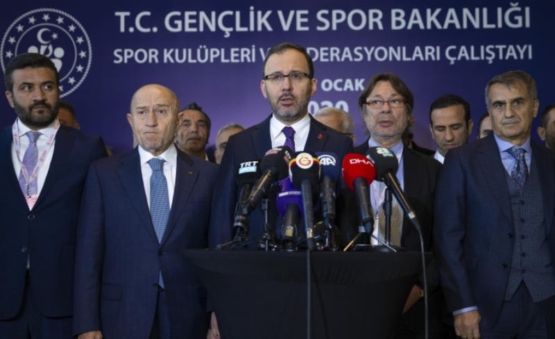 <p>'Şeffaflık önemli. Dün 1. Lig, 2. Lig, 3. Lig kulüpleri görüştü, TFF Başkanı da vardı ancak sonucunun ne olduğunu bilemiyoruz, internetten okuyoruz. Bu kararı verecek tek kurum var, o da TFF. Oluşturdukları çok iyi bir sağlık kurulu var, verecekler kararı ve uygulamaya geçilecek. Oynanır mı, oynanmaz mı, bilemiyorum.'</p>