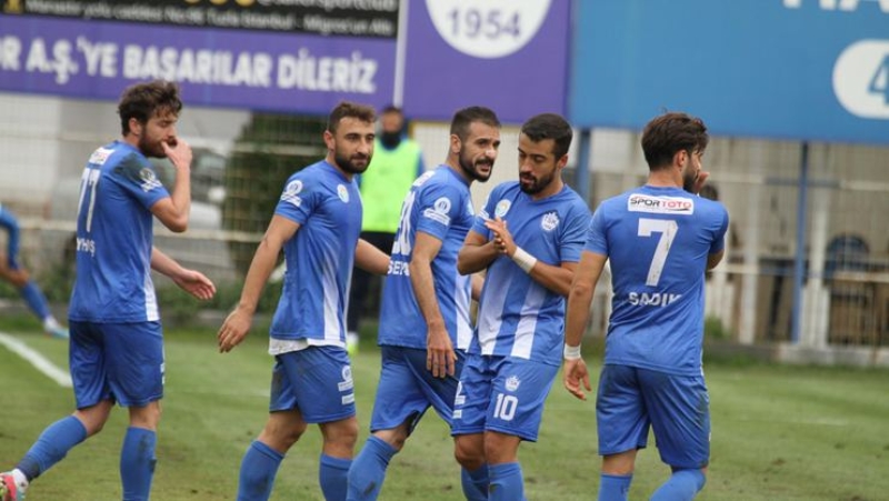 <p>'Tuzlaspor antrenmanlara başlamış ama masör ya da malzemecide pozitif çıkmış, onlar da karantinaya girmiş. Bunu da araştırmakta fayda var. Köln'de de 3 oyuncuda çıkmış, artılara ve eksilere bakmak lazım.'</p>