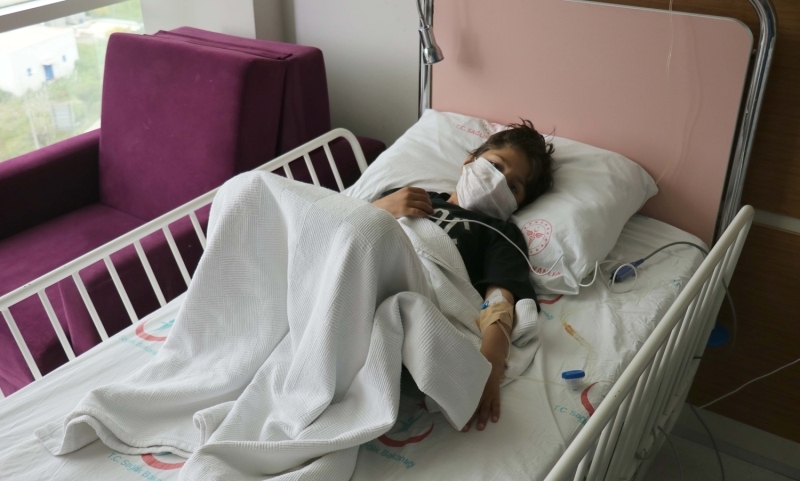 <p>Rabi'nin annesinin de aynı hastalıkla mücadele ettiğini belirten Özalp, 'Kalp rahatsızlığıyla ilgili tetkiklere başlandı. Kalbi normalden büyük gözüküyor. Suriye'de takip edilmiş aort yetmezliği öyküsü var. Büyük olasılıkla kapak değişimi operasyonu yapılacak ancak buna kalp damar cerrahları ve kalp doktorlarımız karar vererek gerekli tedaviyi uygulayacaklar.' diye konuştu.</p>