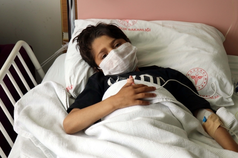 <p>Çocuğuyla Türkiye'ye gelen baba Abdo Salih Sellüm da evladının, kalbi delik olarak dünyaya geldiğini ve büyüdükçe hastalığının arttığını dile getirdi.</p><p>Son günlerde Rabi'nin rahatsızlığının şiddetlendiğini anlatan Sellüm, şunları kaydetti:</p>