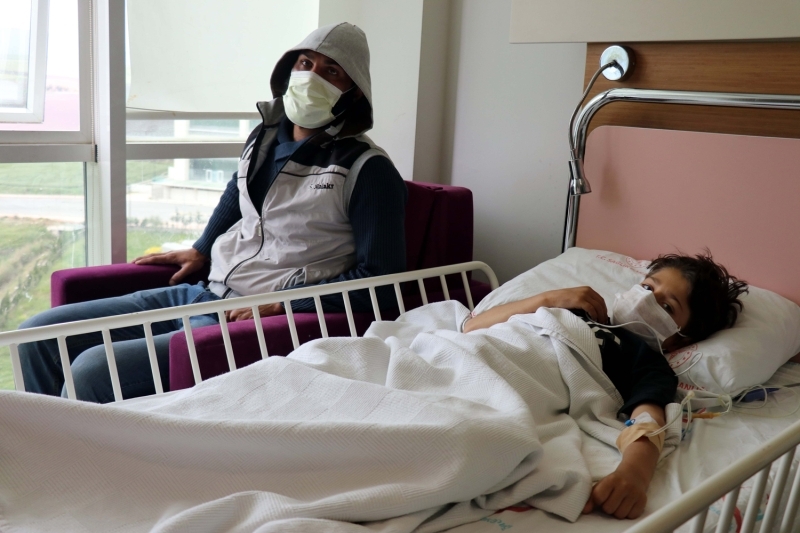 <p>Rabi Sellüm de tedavisine başlanmasından dolayı mutlu olduğunu ifade ederek, 'Türkiye'ye teşekkür ediyorum, beni ülkelerine alıp tedavi ediyorlar. İnşallah tedavi edilip ameliyatımı olacağım.' diye konuştu.</p><p>İçişleri Bakanlığının Twitter hesabından önceki gün yapılan paylaşımda, 'İçişleri Bakanlığı olarak yavrumuzun sesine kulak verdik, yavrumuzu getirdik. Sağlıkçılarımıza emanet, acil şifalar diliyoruz.' ifadesi kullanılmıştı.</p>