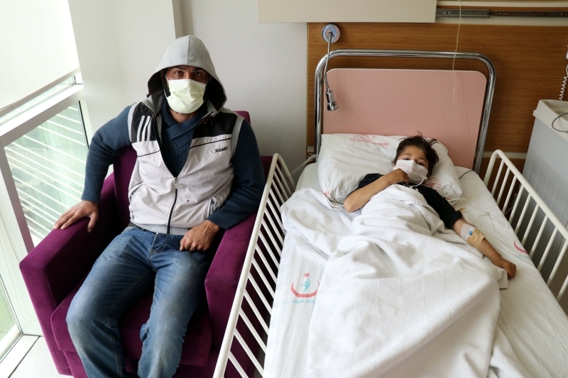 <p>'İdlib'de bazı sağlık merkezlerine gittik ancak şifa bulamadık. Tedavisinin Türkiye'de yapılabileceğini öğrendik. Allah'a çok şükür ki şu an buradayız. Çok mutluyuz. Tedavisine başlandı. Rabi'nin de morali çok iyi. Sesimizi duyan ve bize bu imkanı sağlayan Cumhurbaşkanı Recep Tayyip Erdoğan ve İçişleri Bakanı Süleyman Soylu ile katkısı olan herkesten Allah razı olsun.'</p>