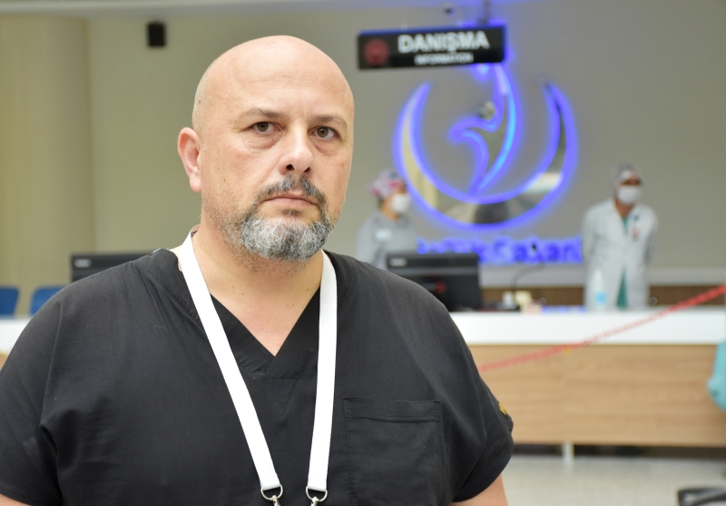 <p>Anestezi ve Reanimasyon, Algoloji Uzman Dr. Murat zgm ise Muammer Yldz'n, Manisa'da immn plazma tedavisi uygulanan ilk hastalardan biri olduunu syledi.</p>