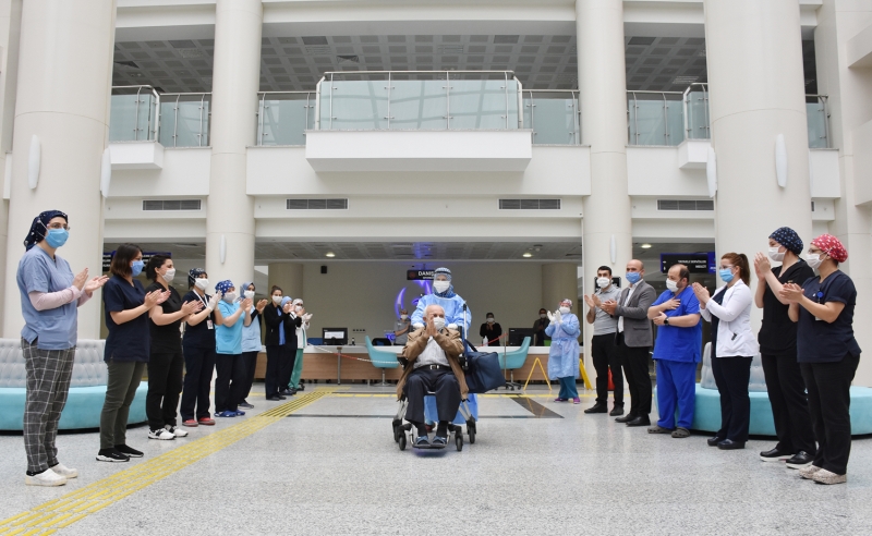 <p>Bahekim Op. Dr. Mehmet Fatih Zeren ise kentteki pandemi hastanesi olarak binin zerinde vakaya mdahale ettiklerini belirterek, unlar kaydetti:</p>