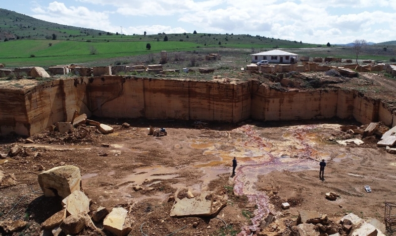 <p><b>Taşlar kesilirken çıktı</b></p><p><b><br></b></p><p>Köy sakinlerinden Eyüp Demir, taşlar kesilirken suyun çıktığını ifade ederek, “Bu taş ocağı bir zamanlar vatandaşlar tarafından işletildi. Şimdi ise yaklaşık 1 yıldır kapalı... </p>