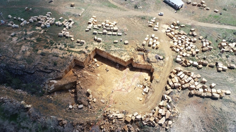 <p>Bir süredir değerlendirilmeyen su, taş ocağının yanından geçen ırmağa dökülüyor. Köylüler buranın turizme kazandırılıp vatandaşların kullanabileceği bir tesise dönüştürülmesini istedi.</p>