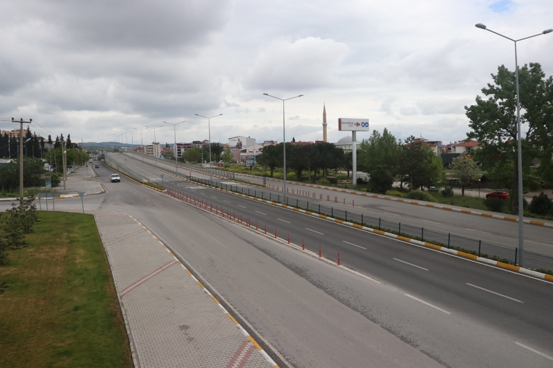 <p> Kent merkezinin normalde youn olduu 15 Temmuz Milli rade Meydan, Valilik evresi, 15 Temmuz ehitler Ant, Bandrma Caddesi, l Salk Mdrl mevkisi ve Rzgar Caddesi'nde sakinlik olutu.</p>