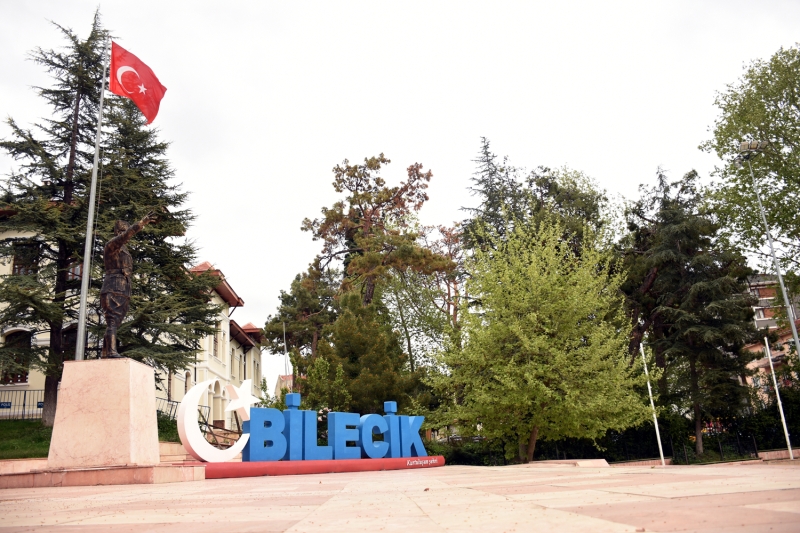 <p>Bilecik'te Tevfik Bey Caddesi, Atatrk Bulvar ve Cumhuriyet Meydan gibi ilek noktalar tenha kald.</p>