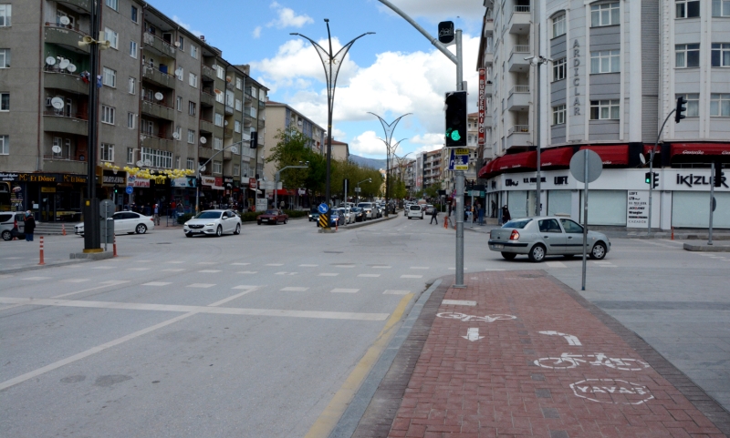 <p>Sokaa kan baz vatandalarn maske taktklar ve sosyal mesafeyi koruduklar gzlendi. Krehir Belediyesi, belirli aralklarla hoparlrlerden sosyal mesafe ve maske uyars yapt.</p>