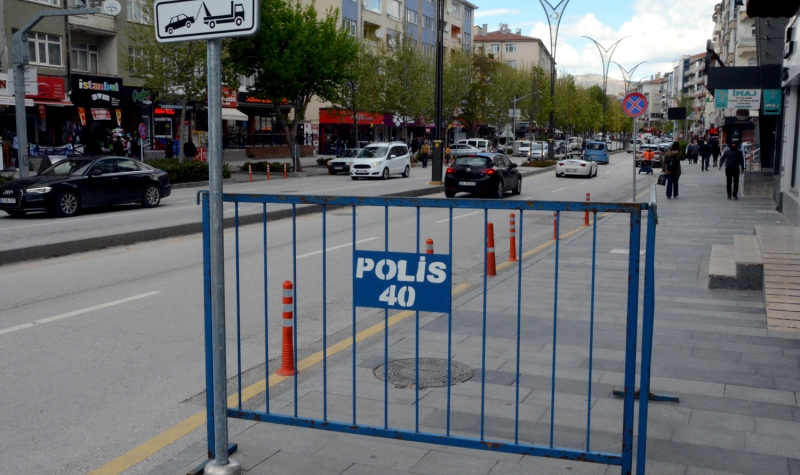 <p>Krehir'de 'evde kal' arsna bugn de uyuldu. Ahi Evran ve Cacabey Meydanlar ile kent merkezindeki ilek caddelerde sakinlik yaand.</p>