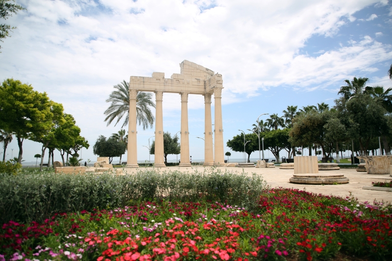 <p> Mersin'in ilek alanlarndan olan Cumhuriyet Meydannn bo kald gzlendi.</p>