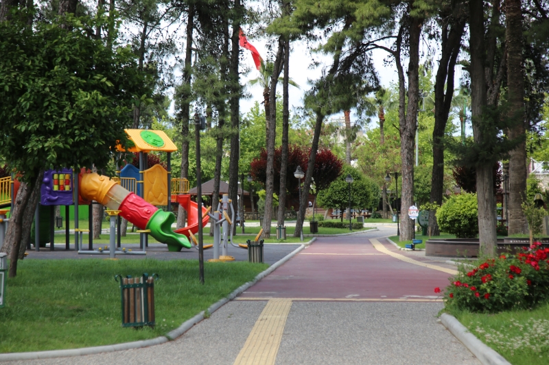 <p> Hatay'n en ilek alanlarndan olan Cumhuriyet Meydannn bo kald gzlendi.</p>