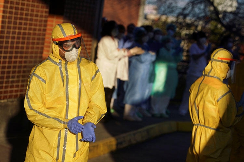 <p>Koronavirüs salgını ile ilgili komplo teorilerinin ise ardı arkası kesilmiyor.</p>