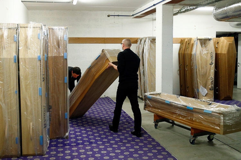 <p><b>ÖLÜ SAYISI 241 BİNİ AŞTI </b></p><p>Koronavirüs nedeniyle hayatını kaybedenlerin sayısı ise 241 binin üzerinde...</p>