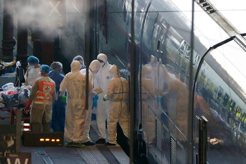 <p><b>FACEBOOK HESABINI KAPATTI </b></p><p>Bu arada Facebook, komplo teorileri sonrası David Icke'ın resmi hesabını 'Sağlık hakkında zarara yol açabilecek şekilde yanlış bilgi yaydığı' gerekçesiyle kapattı.</p>