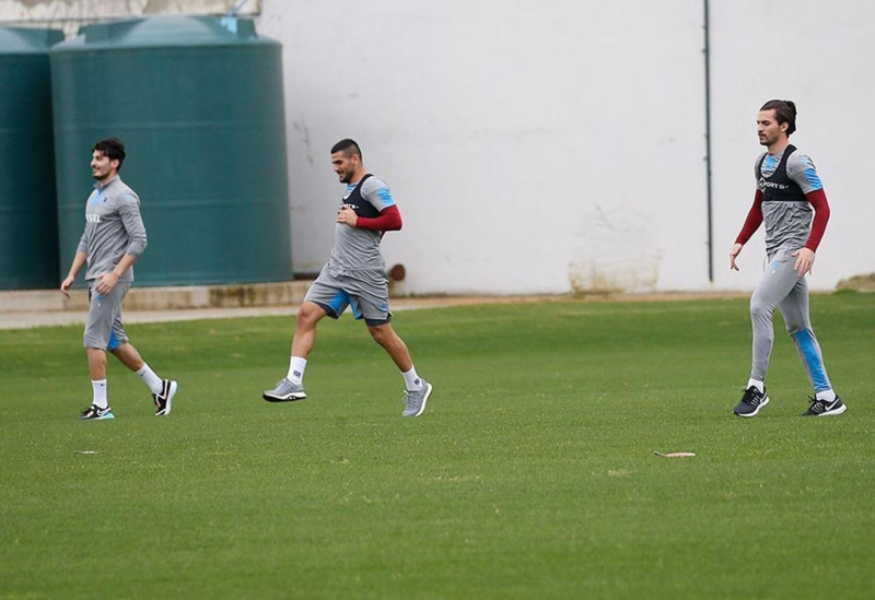 <p>Tedavileri devam eden Yusuf Sar ve Ahmet Canbaz’n yan sra karantina sreci devam eden Alexander Srloth anntrenmanda yer almadlar.</p>