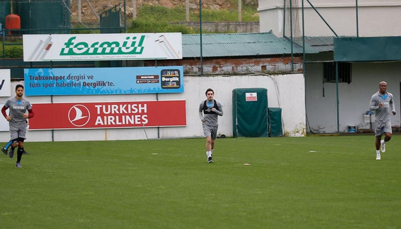 <p>Mehmet Ali Ylmaz Tesisleri’ne gelen Trabzonsporlu oyuncular,  grup halinde ve 8 futbolcudan oluacak ekilde birer saat arayla aerobik dayankllk koular gerekletirdi.</p>