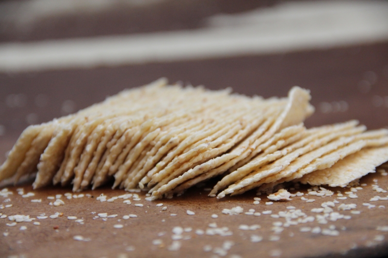 <p>Babasından öğrendiği küncü helva imalatını kardeşleriyle beraber devam ettirdiğini anlatan Şahap Fansa, AA muhabirine yaptığı açıklamada, bu tatlıyı ramazana has olarak ürettiklerini anlattı.</p><p><br></p>