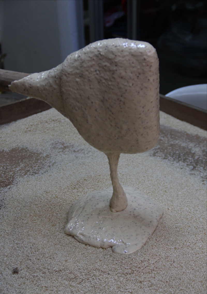 <p>Tahin, şeker, çöven otu ve yörede küncü olarak bilinen susamın karışımıyla ortalama 3 saatlik bir emek sarf edilerek üretilen helva, iftar sonrasında ikram ediliyor.</p>