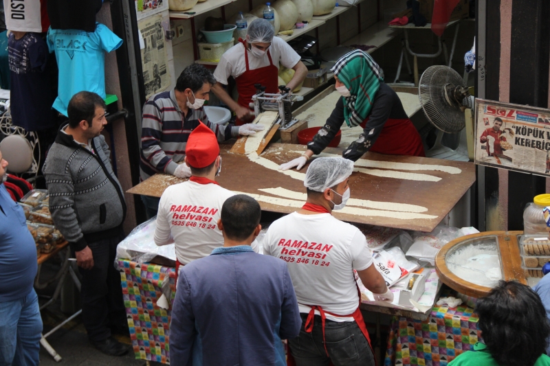 <p>'Küncülü helva, Osmanlı döneminden kalan yöresel tatlılardan biridir. Dört kuşaktır aynı dükkanda bu tatlı üretiliyor. Biz de babamızdan öğrendiğimiz bu tatlı yapımını bizden sonraki nesle aktarma gayreti içinde olacağız.'</p>
