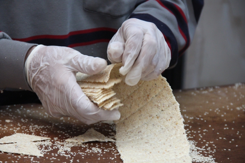 <p>Küncülü helva yapımını tarihi uzun çarşıda geleneksel yöntemlerle sürdürmeye çalıştıklarını vurgulayan Fansa, şöyle konuştu:</p>