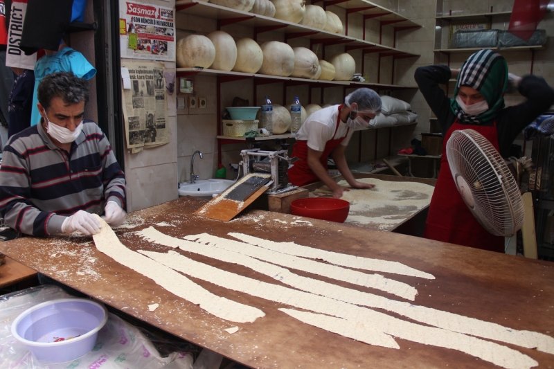 <p>Günlük 200 kilogram ürettikleri küncülü helvanın kilogramını 25 liradan sattıklarını dile getiren Fansa,<br></p>