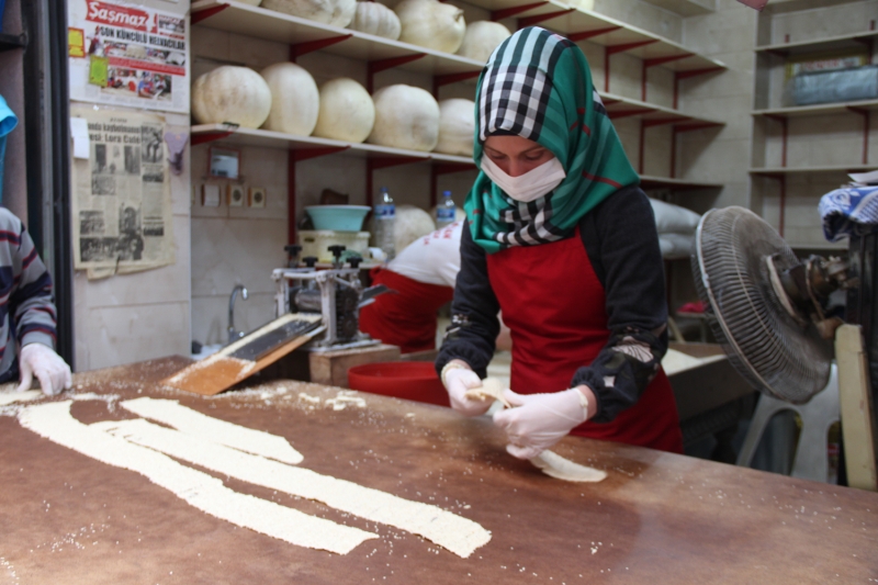 <p>'Sadece ramazana özel üretildiği ve başka bir zaman bulanamayacağı için vatandaşlar büyük rağbet gösteriyor. Geçen yıllarda ramazan aylarında Türkiye'nin her yerine küncülü helva gönderiyorduk ama bu sene koronavirüsten dolayı böyle bir talebe karşılık veremiyoruz. Fakat şehir içinde Hatay Valiliğinin izin verdiği sınırlar içerisinde evlere servis yapıyoruz.' ifadelerini kullandı.</p>