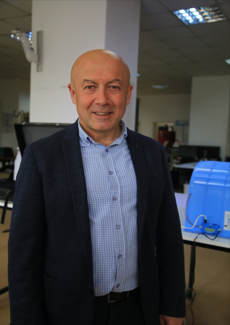<p>'Mutlaka doktor tavsiyesiyle kullanılması gerekiyor. Çantayla cihazın toplam ağırlığı 4 kilogram. Götürüp, kolayca kurup, tedaviyi uygulayacaklar. 12 ya da 24 saatte bir hastaneye gidip kan tahlili vererek, bilirubin seviyesini ölçtürecekler. Normal seviyeye düşünce tedaviyi kesecekler. Bu sayede, çocuğu ve anneyi enfeksiyon riskinden uzak tutuyor hem de anne ile çocuk ayrı kalmıyor. Bu cihazı ilk biz yaptık ve patentini aldık, tamamen yerli ve milli. Bizden sonra İran ve Amerika'da birkaç taklitlerimiz oldu ama bu cihazın tasarımını ilk yapan biz olduk.'</p><p>Daha yaygın kullanımı için seri üretime geçilmesi gerektiğine değinen Canpolat, 'Koronavirüs nedeniyle hastanedeki yoğunluğun azalmasına ve salgının yayılmasının önlenmesine katkı sunacağına inanıyoruz. Her kullanımdan sonra dezenfekte edilmektedir. Kullananların da evde cihazı alkollü bezle silmesi yeterlidir.' ifadesini kullandı.</p>