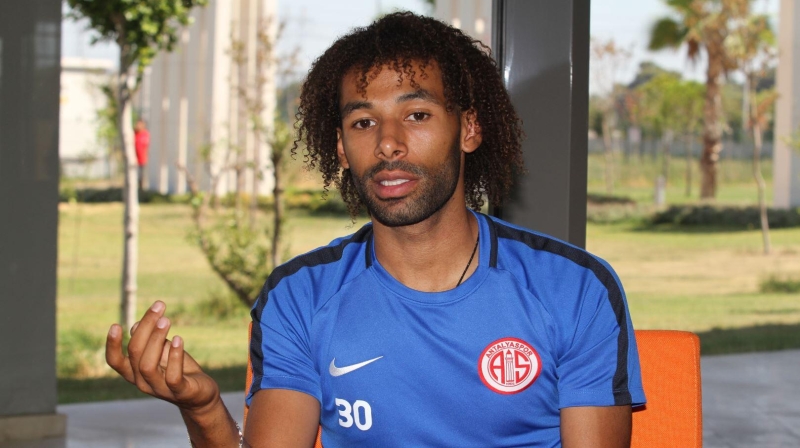 <p>Biri yerli iki transfer </p><p><br></p><p>Sağ beke biri yerli iki takviye ise yolda. Olympiakos'la sözleşmesini uzatmayan Omar Elabdellaoui ve Antalyaspor'dan Nazım Sangare listenin ilk iki sırasında yer alıyor.</p>