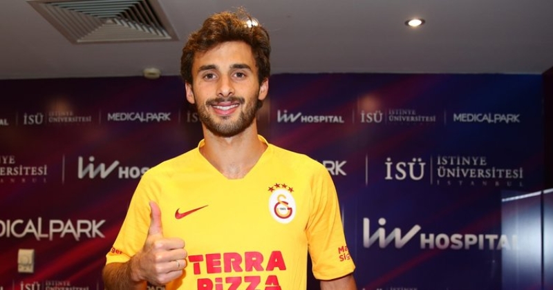 <p>Alman ekibi Leipzig'den Marcelo Saracchi'yi devre arasında bir buçuk yıllığına kiralayan Galatasaray, sezon sonunda sağ-sol bek rotasyonunda sadece Uruguaylı yıldızı kadrosunda tutacak.</p>