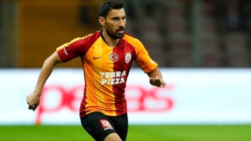 Fenerbahçe'den bonservis bedeli ödenmeden gelen Şener Özbayraklı beklentileri karşılamayınca yeni sezon planlarında da yer alamadı.