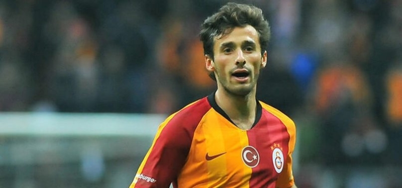 <p>Savunmanın sağındaki 3 oyuncusu ile de yollarını ayırmaya hazırlanan Aslan, diğer kanattaki Saracchi'yi yedekleyecek yerli sol bek arıyor.</p>