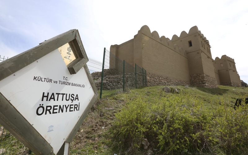 <p>Ören yerindeki bazı yapı ve mimari toplulukların kusursuz biçimde korunması dolayısıyla UNESCO tarafından 1986'da 'Dünya Mirası Listesi'ne alınan Hattuşa'da, bilinen en eski Hint-Avrupalı dilini temsil eden çivi yazılı tablet arşivleri de 2001 yılında 'Dünya Belleği Listesi'ne alınmıştı.</p>