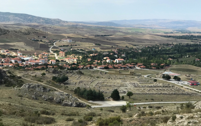 <p>Hattuşa; antik şehri çevreleyen 6 kilometrelik surları, anıtsal kapıları, 71 metre uzunluğundaki yer altı geçidi, Büyükkale'deki sarayı, bugüne kadar açığa çıkarılan 31 tapınağı, Aslanlı Kapı, Kral Kapı ve Yazılıkaya Açık Hava Tapınağı ile zengin bir tarihi barındırıyor.</p>