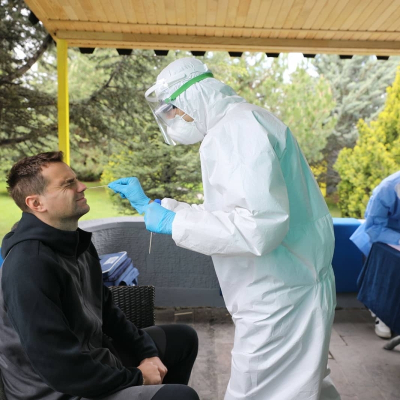 <p>FUTBOLCULAR TES�SLERE G�TMEK �STEM�YOR</p><p><br></p><p>Be�tepe Tesisleri’ni karantinaya alan ve giri� ��k��lar� kapatan Ankarag�c� y�netimi, t�m sporcular�n test sonu�lar�n�n ��kmas�n�n ard�ndan harekete ge�ti.</p>