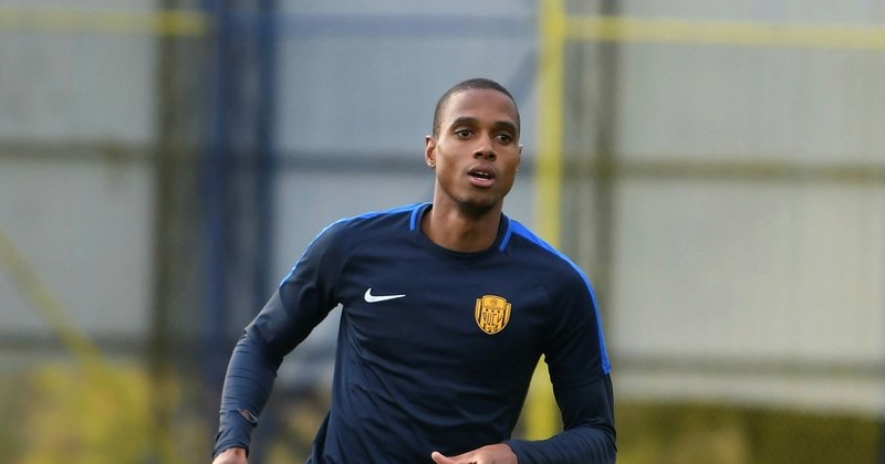 <p>YARIN ANTRENMANLAR BA�LAYACAK</p><p><br></p><p>Testi pozitif ��kan Ricardo Faty hastaneye yat�r�larak karantina alt�na al�nd� ve yeni testler yap�lmaya ba�land�.&nbsp;</p>