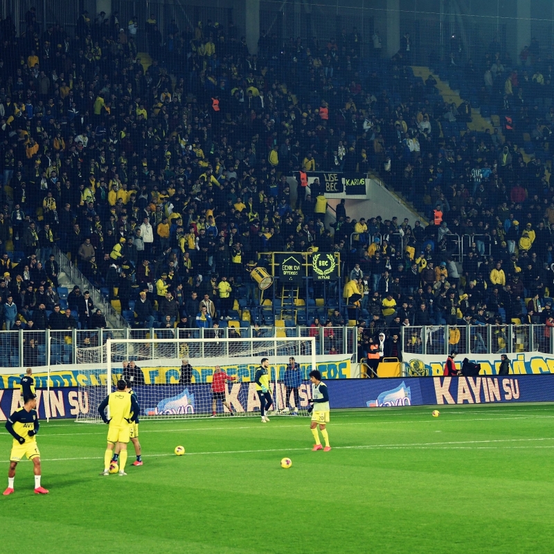 <p>S�reci yak�ndan takip eden sar� lacivertli y�netim, futbolcular�n tesislere gitmek istememelerini hakl� bulduklar�n� ancak liglerin ba�lama ihtimaline g�re al�nacak karar� beklediklerini ifade ederken, 'Tak�m�n da haz�r olmas� i�in yar�n gruplar halinde idmanlara ba�layaca��z' denildi.<br></p>