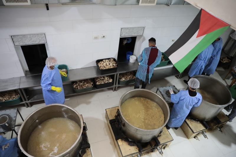 <p>Yüzyıllardır yoksulların sığınağı olan tarihi İbrahim Tekkesi, bu sene salgının da etkisiyle artan yardım taleplerini karşılamaya çalışıyor.</p>