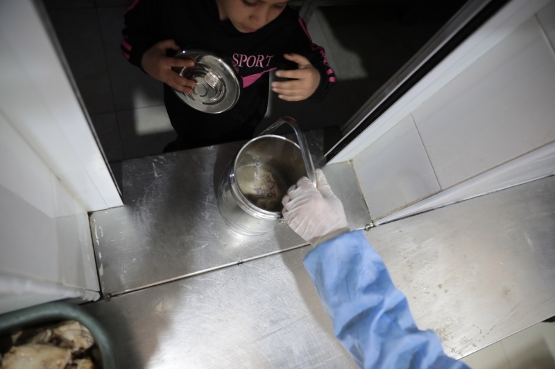 <p>İbrahim Tekkesi Müdürü Luey el-Hatib, AA muhabirine yaptığı açıklamada, Filistin hükümetinin Kovid-19'la mücadele için aldığı önlemler kapsamında yardım kapasitesini artırdıklarını belirtti.</p>