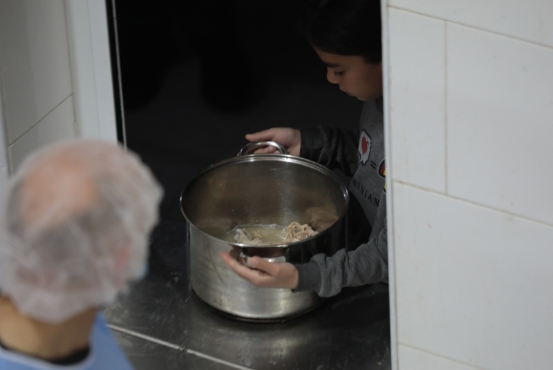 <p>Tekkedeki görevliler Kovid-19 nedeniyle maske ve eldiven kullanımının yanı sıra hijyen kurallarına da sıkı şekilde riayet ediyor.</p>