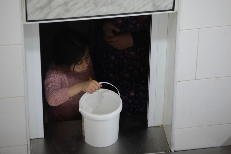 <p>Daha önceki ramazanlarda günde 7 bin kişiye iftar verdiklerini söyleyen Hatib, 'Bu yıl ihtiyaç sahibi ailelere dağıtılmak üzere her gün yaklaşık 12 bin kişilik iftar yemeği hazırlıyoruz. Tekkede böylesi bir yardım daha önce görülmedi ' dedi.</p>