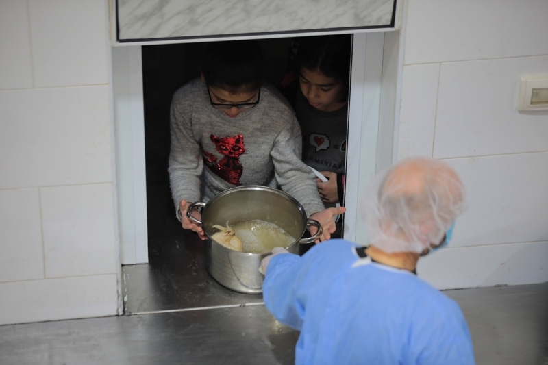 <p>Geçen yıllarda günde yaklaşık 7 bin kişiye iftar verilen İbrahim Tekkesi'nde bu ramazan bu sayının 12 bine çıkarıldığı belirtiliyor.</p>