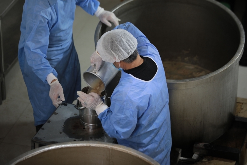 <p>Daha önceleri İbrahim Camisi'nin bitişiğindeki bir binada yer alması dolayısıyla İbrahim Tekkesi adını alan imarathane, 1984 yılından bu yana cami yakınlarındaki yerinde hizmet vermeye devam ediyor.</p>