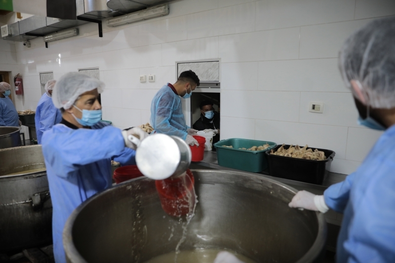 <p>Salgına rağmen hizmetin tüm hızıyla devam ettiği tekkede idareden aşçılara kadar toplam 8 kişi çalışıyor. Ancak tekkeye birçok gönüllü de destek veriyor.</p>